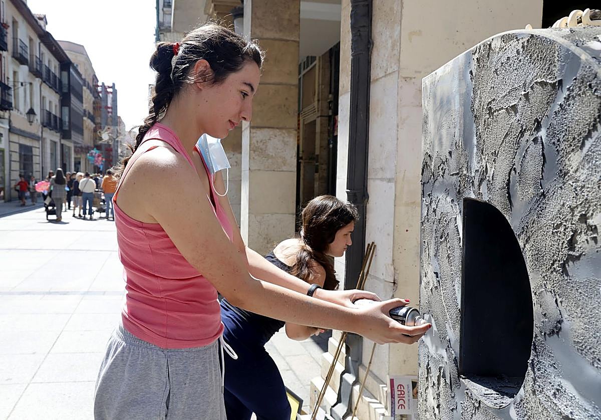 Las jóvenes Alba Postigo y Paula Bahíllo trabajan en el proyecto 'Mujer palentina'.