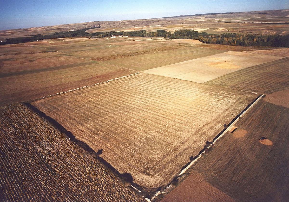 Imagen principal - El antes y el después de los trabajos de excavación en el yacimiento arqueológico de Los Mercados.