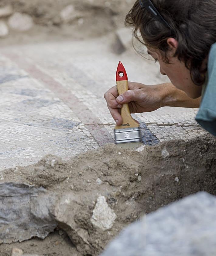 Imagen secundaria 2 - Visita a Confloenta y labores realizadas para el hallazgo de restos, como es un mosaico.