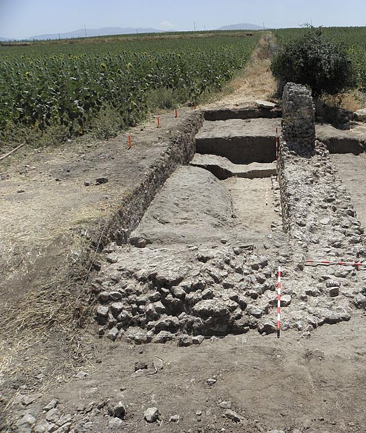 Imagen secundaria 2 - El antes y el después de los trabajos de excavación en el yacimiento arqueológico de Los Mercados.