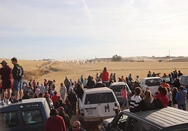 Vehículos en el campo durante uno de los encieros de Cuéllar.