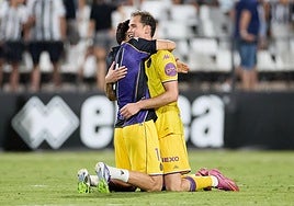 Latasa se abraza a Alejo tras el triunfo en Castellón.