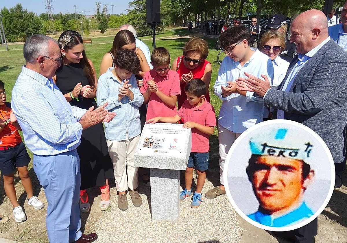Tomás Nistal (izquierda) aplaude frente al alcalde el descubrimiento de la placa en su honor en el Camino Viejo de Simancas. En detalle, el exciclista, durante su etapa en el Teka.