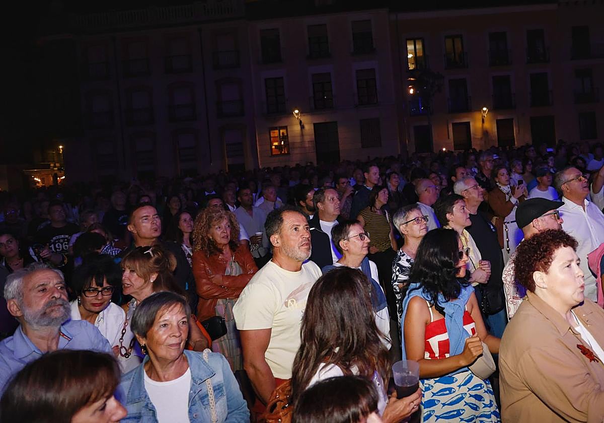 Público abarrotando la plaza de la Inmaculada durante el directo de Barrence Whitfield.