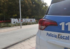 Un vehículo de la Policía Local por el Paseo del Salón en una imagen de archivo.