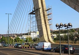 Los operarios terminan de retirar los andamios de la vela del lateral derecho en sentido a Parquesol del puente de Hispanoamérica.