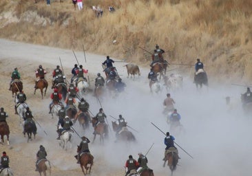 Cuéllar cierra su ciclo con un encierro tranquilo en el campo y fuerte en las calles