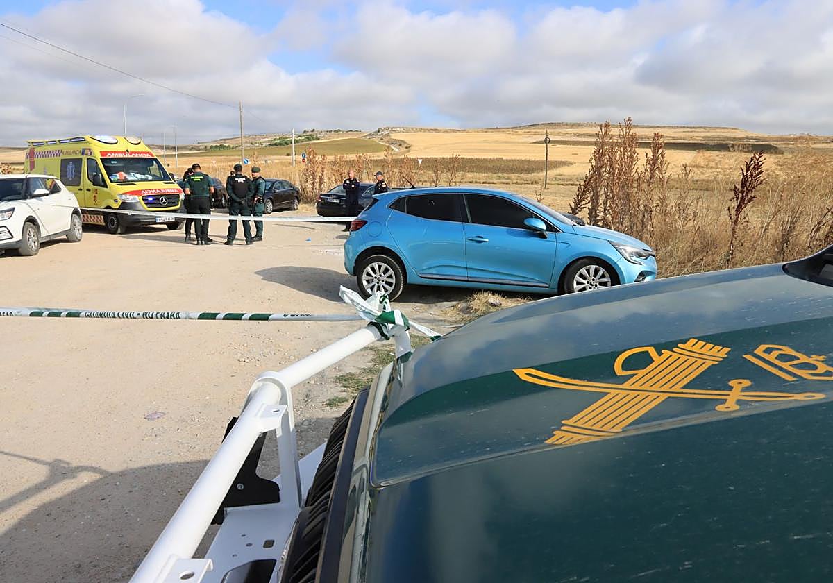Guardia Civil, junto al vehículo donde se han producido los hechos.