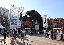 El escenario principal de la Plaza Mayor, preparado para el inicio de los conciertos y festejos este viernes en Valladolid.