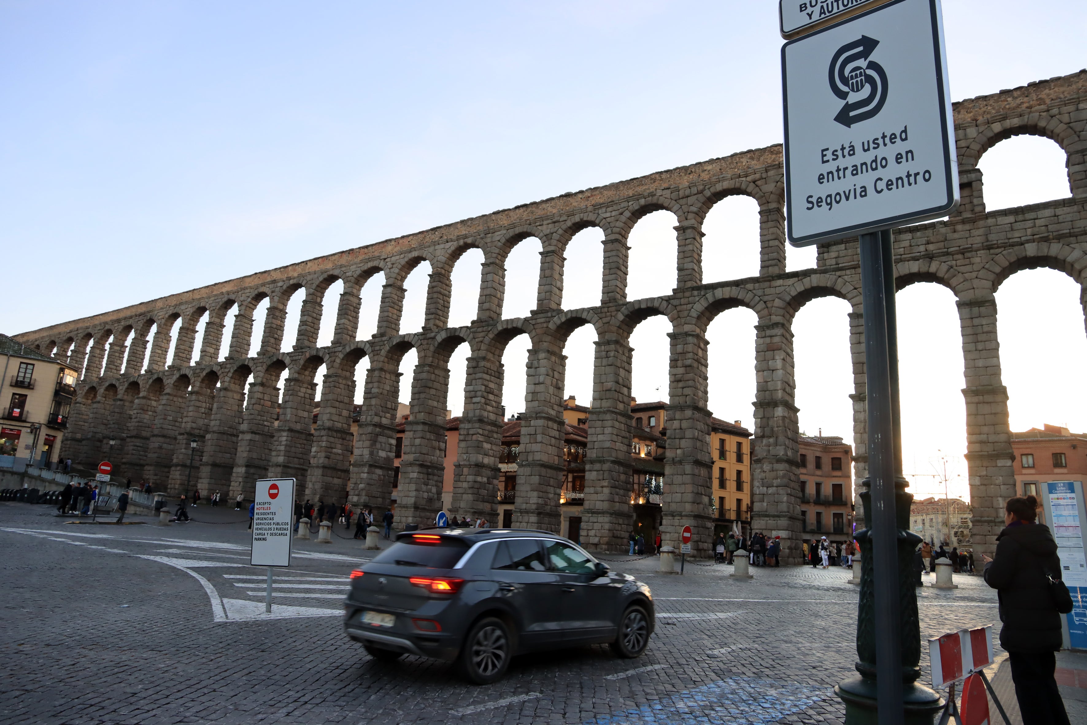 Cartel que informa del comienzo del área 'Segovia Centro' en las inmediaciones del Acueducto.