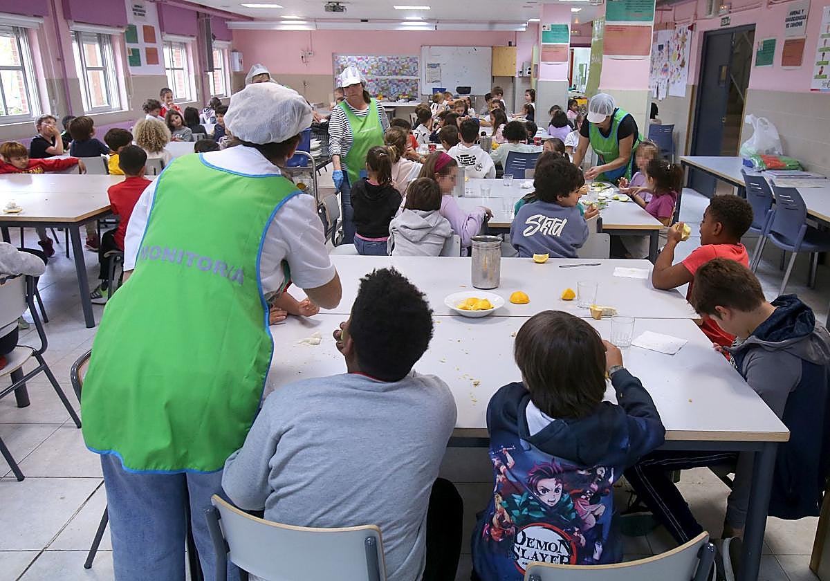 Alumnos y personal de un comedor escolar.