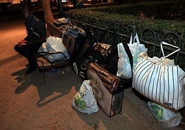 Uno de los solicitantes de asilo, con pertenencias en los Jardinillos de San Roque de Segovia.