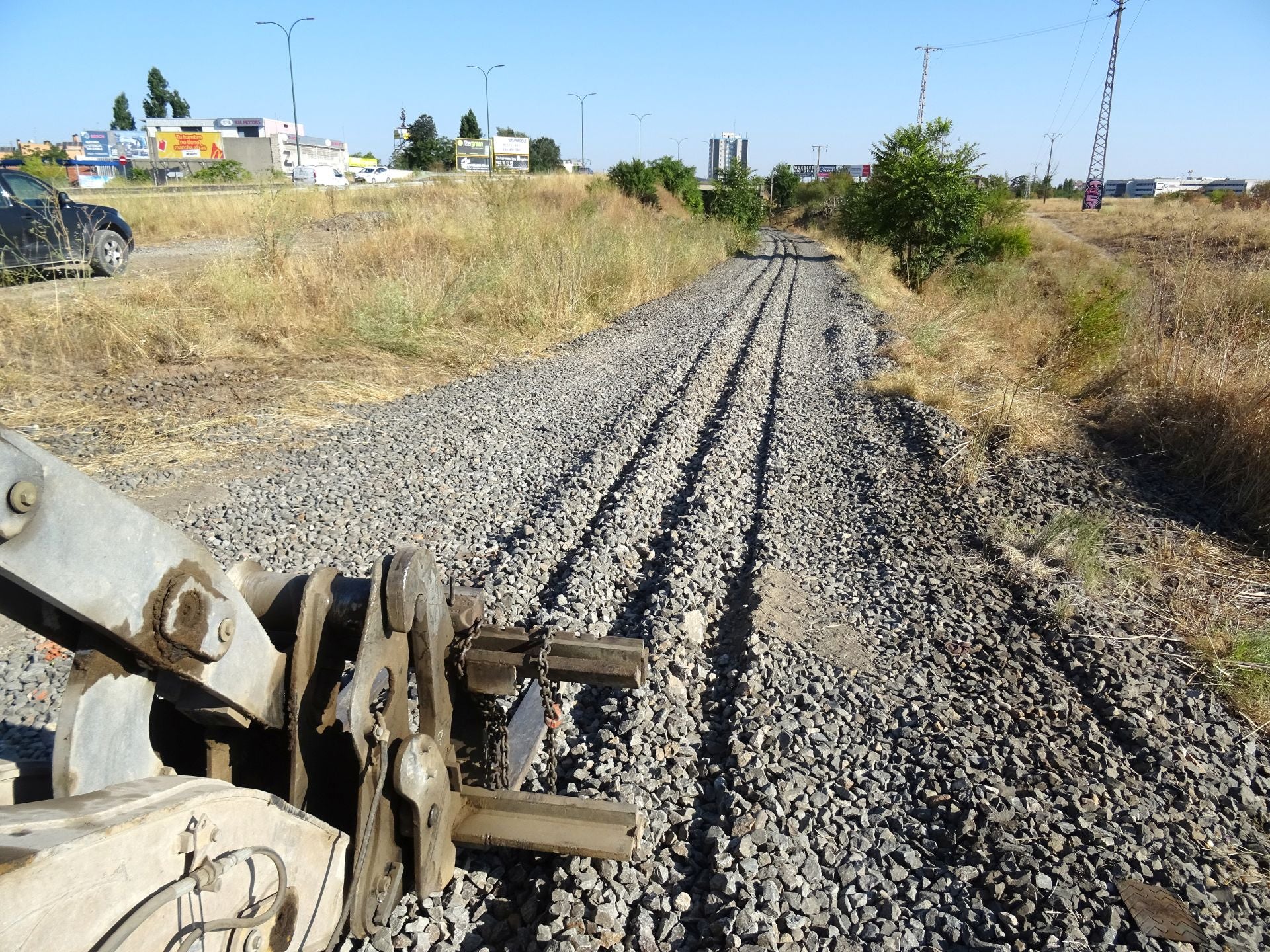 El desmontaje de la vía de mercancía de la línea Ariza