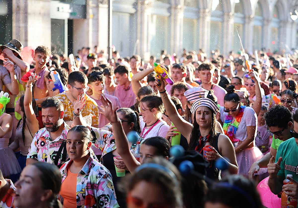Los peñistas disfrutan durante el desfile del inicio de las fiestas de Valladolid.