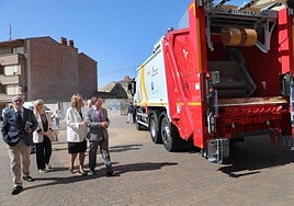 El consejero de Presidencia, junto a la presidenta de la Diputación, y detrás, la alcaldesa de Osorno, observan el nuevo camión.
