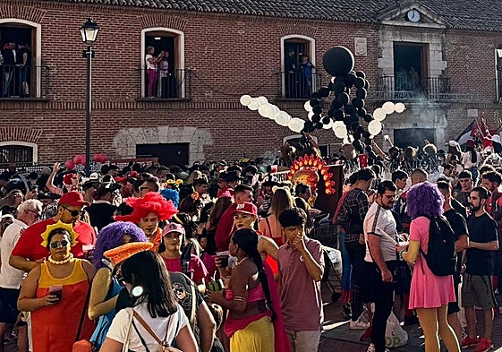 Peñistas y vecinos escuchan el pregón en la plaza del Ayuntamiento de Laguna de Duero