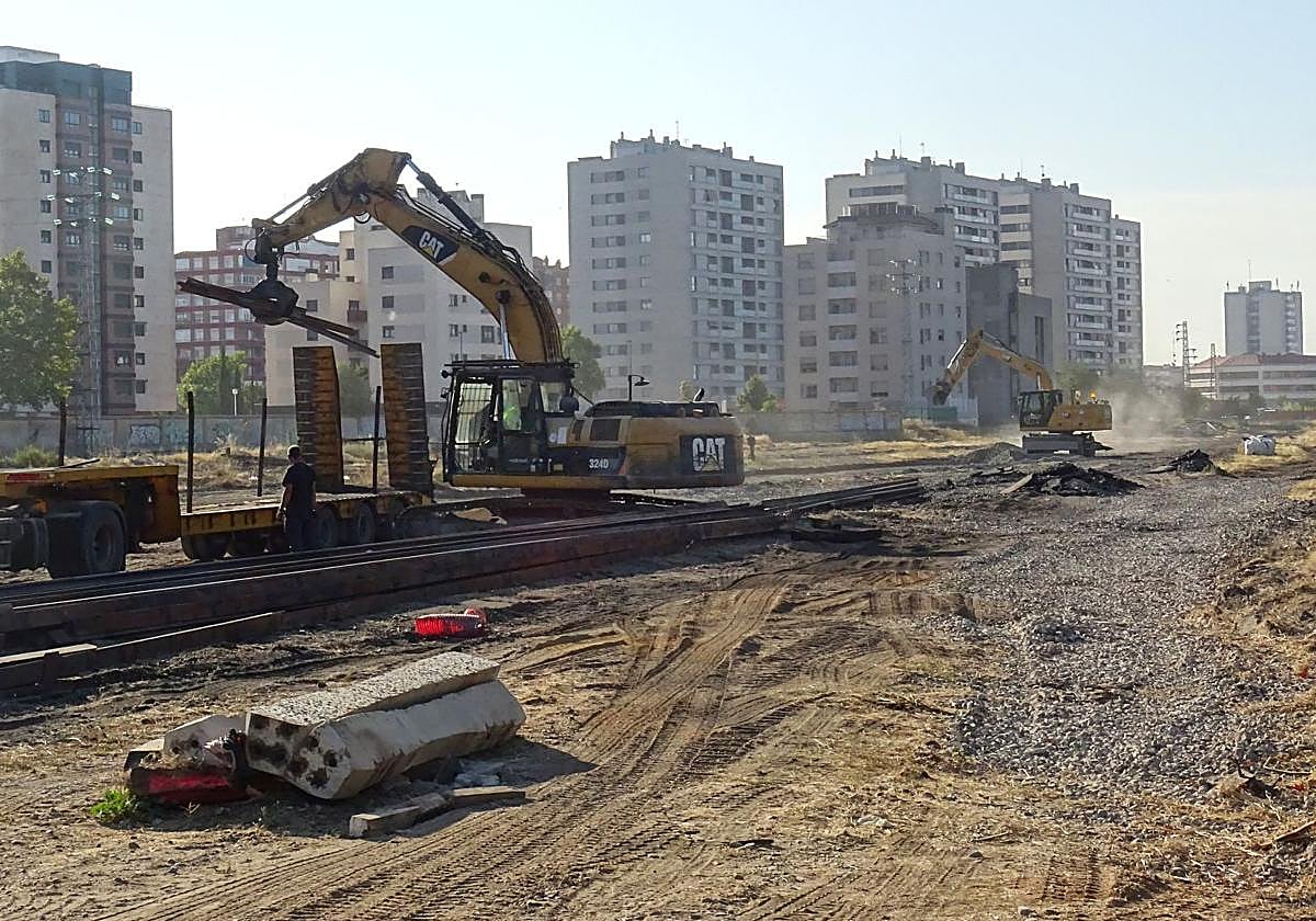 Las máquinas terminan de retirar los raíles ya desmontados de la desaparecida vía de Ariza.