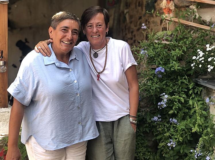 Amalia García y Gloria Rodao en su casa en la localidad de Santalla del Bierzo.