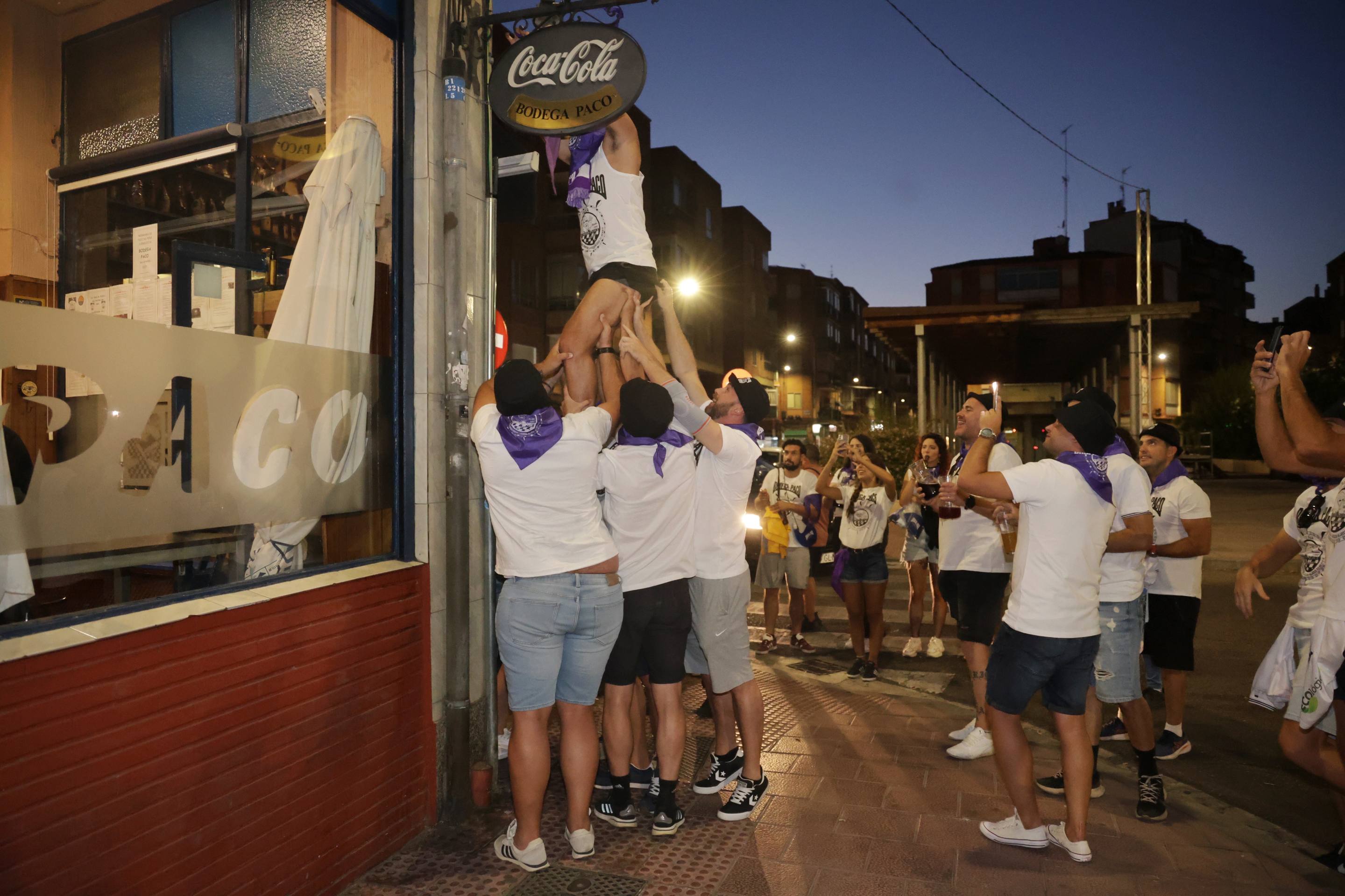 Las imágenes de la Peña Bodega Paco, una familia histórica de las fiestas de Valladolid