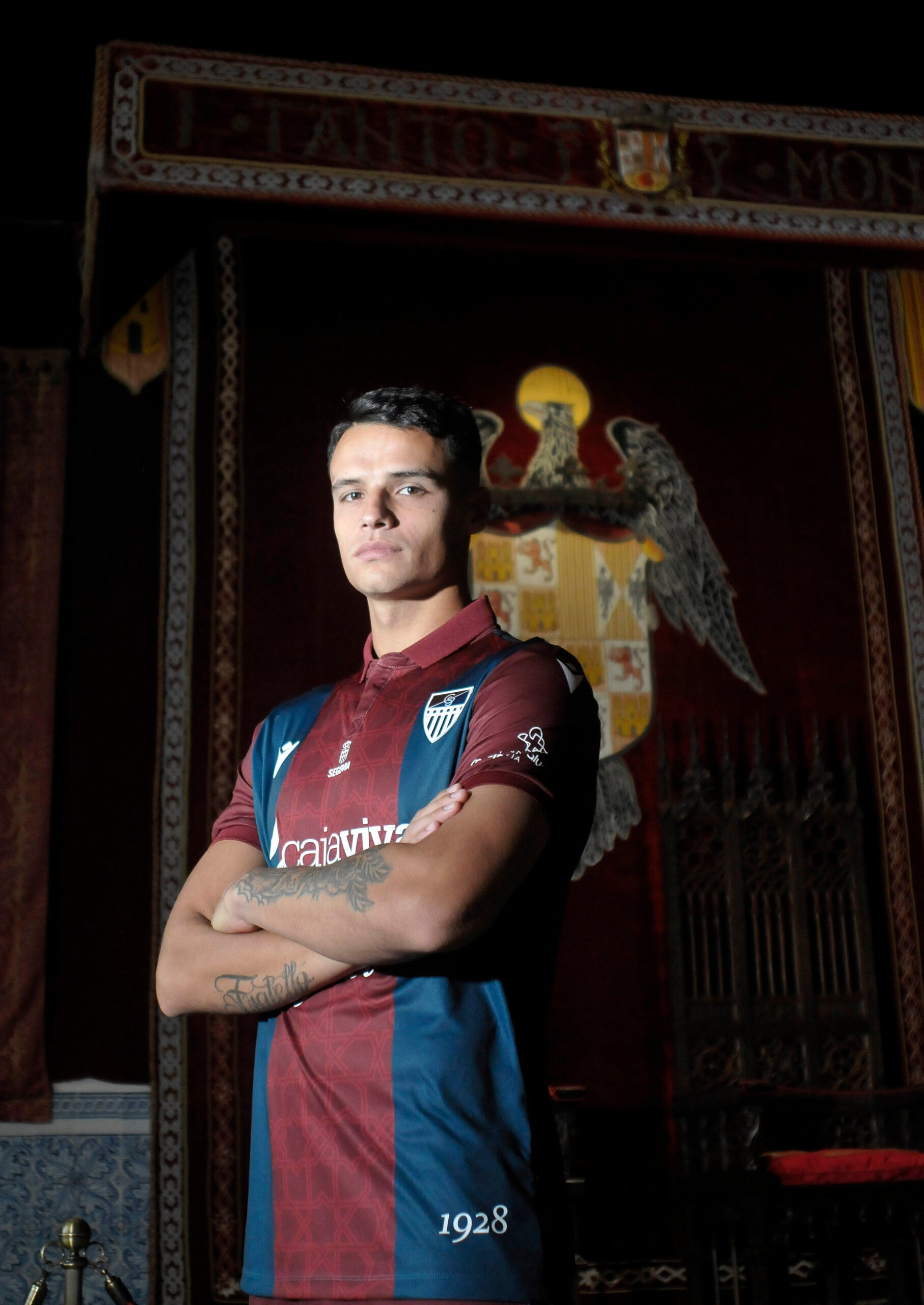 Álex Castro, con el escudo de los Reyes Católicos detrás.