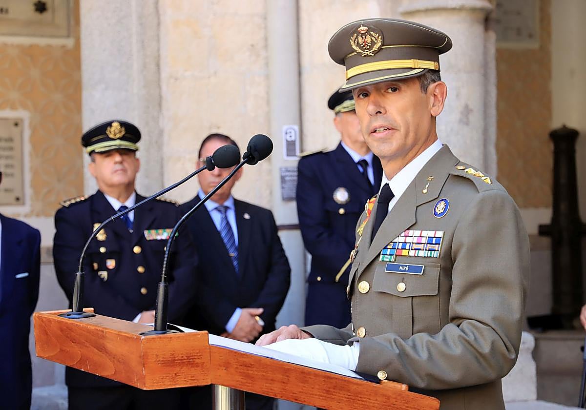 El nuevo mando de la Academia se dirige a los presentes.