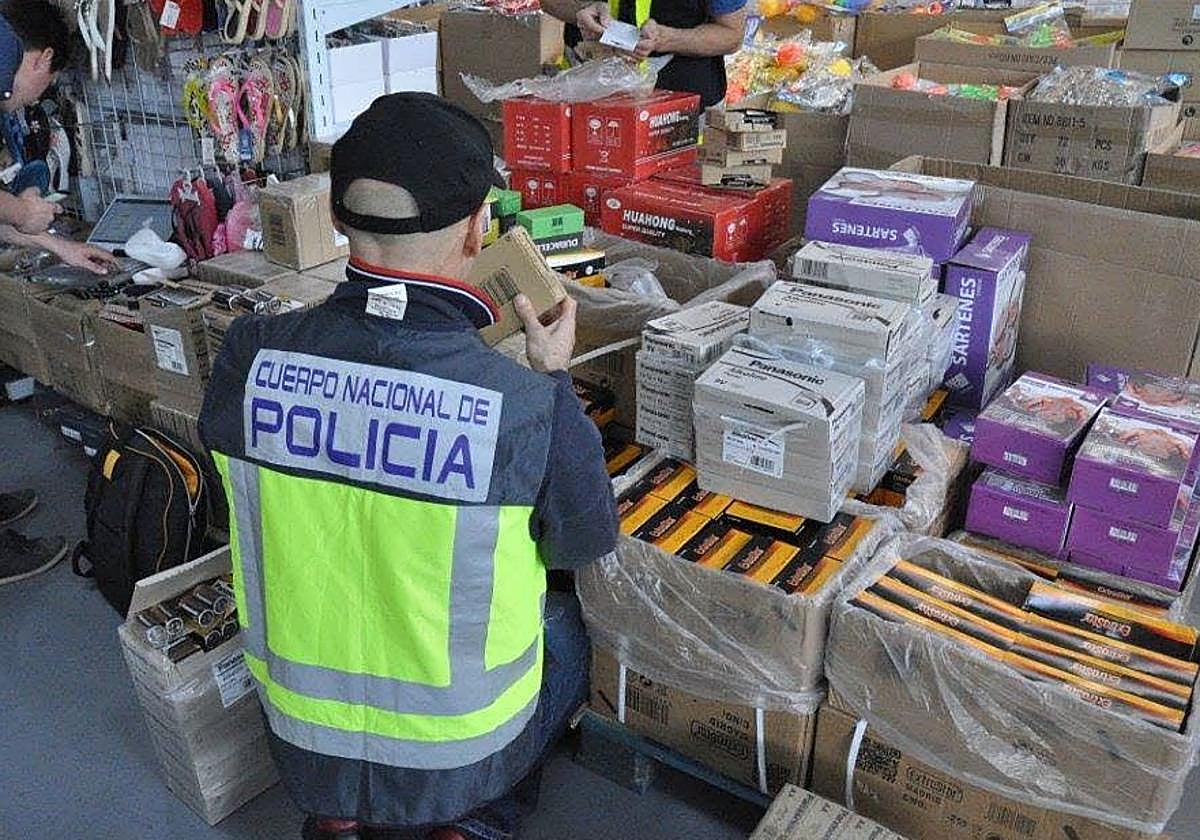 Imagen de archivo de un agente policial durante la incautación de copias falsificadas de productos informáticos.