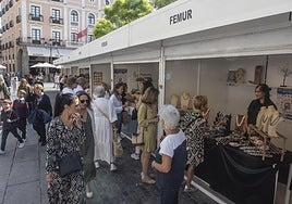 Varias personas asisten a la feria de 2024 en la Plaza Mayor.