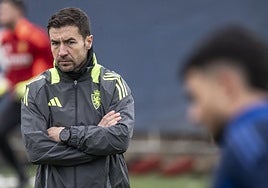 Gabi dirige un entrenamiento del Real Zaragoza.