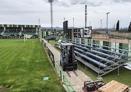Instalación de gradas supletorias en La Albuera durante una temporada anterior.
