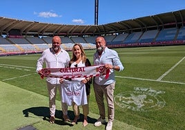 Los presidentes de Somos Hijolusa y la consejera ejecutiva de la Cultural y Deportiva Leonesa.