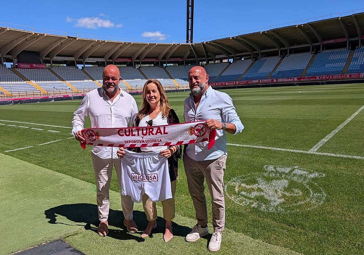 Los presidentes de Somos Hijolusa y la consejera ejecutiva de la Cultural y Deportiva Leonesa.