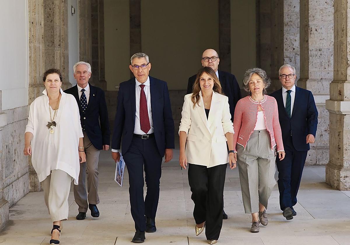 Rocío Lucas, de blanco en el centro, acompañada por el resto de su equipo, se dirige a la presentación del curso escolar 2025-2026.