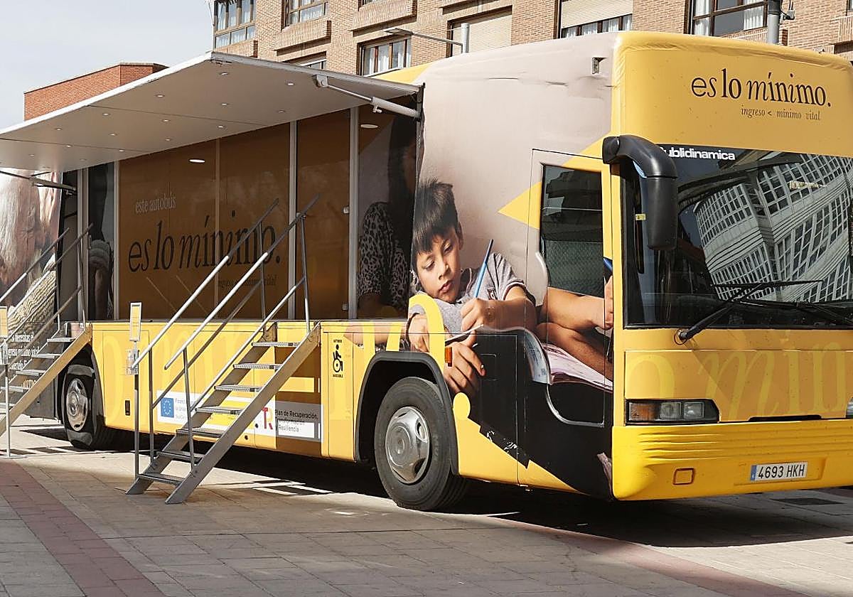 Imagen de archivo de un autobús del Ingreso Mínimo Vital en Palencia.