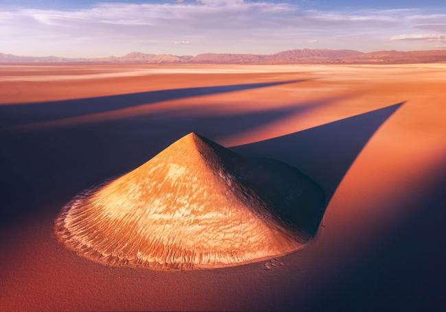 Cono de Arita, Puna Argentina. «Formación geológica casi cónica en el sur del Salar de Arizaro, el tercer salar más grande del mundo. Fotografía aérea al atardecer con drone».