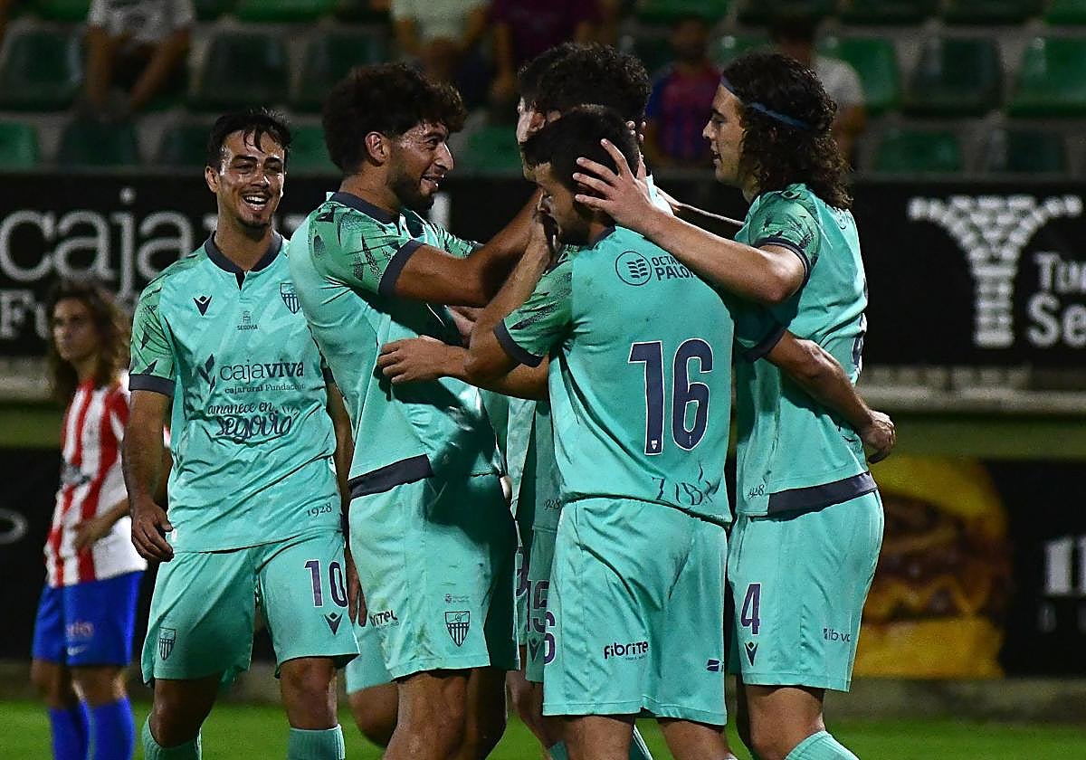 Jugadores de la Segoviana celebran un gol esta pretemporada.
