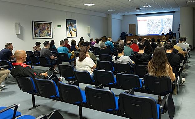 Reunión para informar a los voluntarios que participarán en el dispositivo de cómo tienen que actuar.