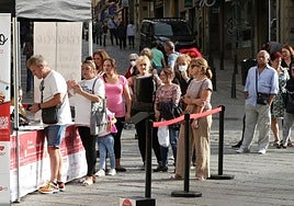 Multitud de personas adquieren bonos comercio en una de las últimas campañas de apoyo al sector.