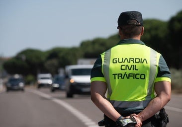 Heridos dos septuagenarios al volcar un coche en la A-6 en Mota del Marqués