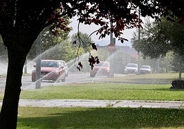 Jardines regados por los aspersores en la avenida del Real Valladolid.