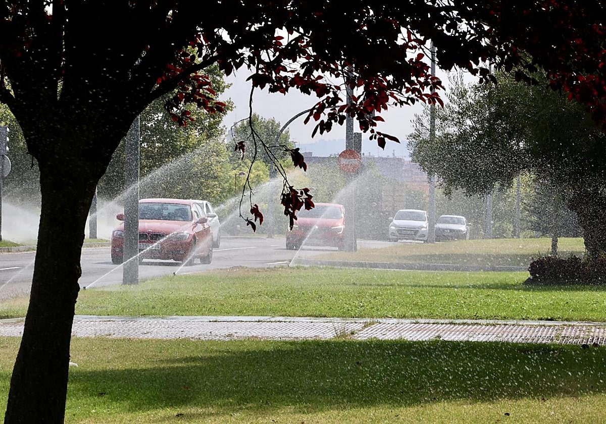 Jardines regados por los aspersores en la avenida del Real Valladolid.