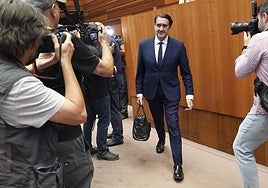 Suárez-Quiñones entra al hemiciclo en el Pleno extraordinario sobre los incendios.