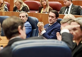 Quiñones aplaude la intervención de Mañueco en el Pleno extraordinario sobre los incendios celebrado a finales de agosto.