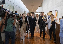 Alfonso Fernández Mañueco y los cargos del PP se dirigen al Pleno extraordinario sobre los incendios.