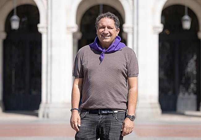 Eusebio Sacristán posando con la pañoleta de las fiestas