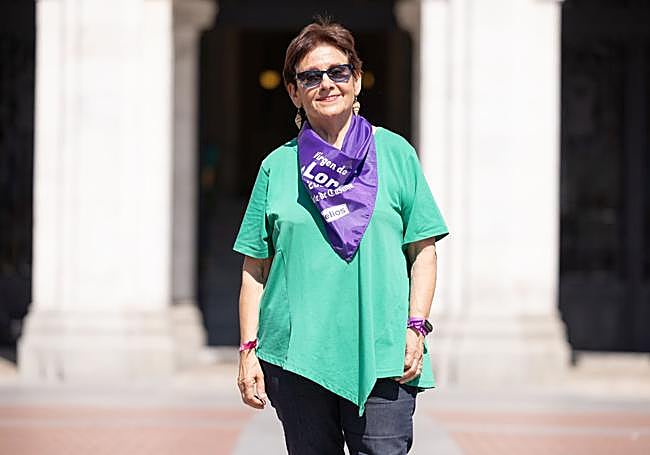 Nina Infante posando con el pañuelo de fiestas