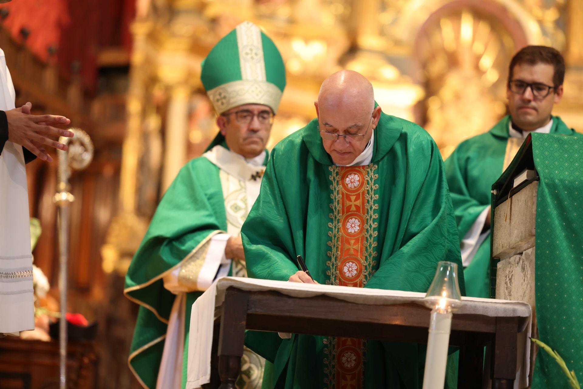 La misa de toma de posesión del nuevo déan de la Catedral