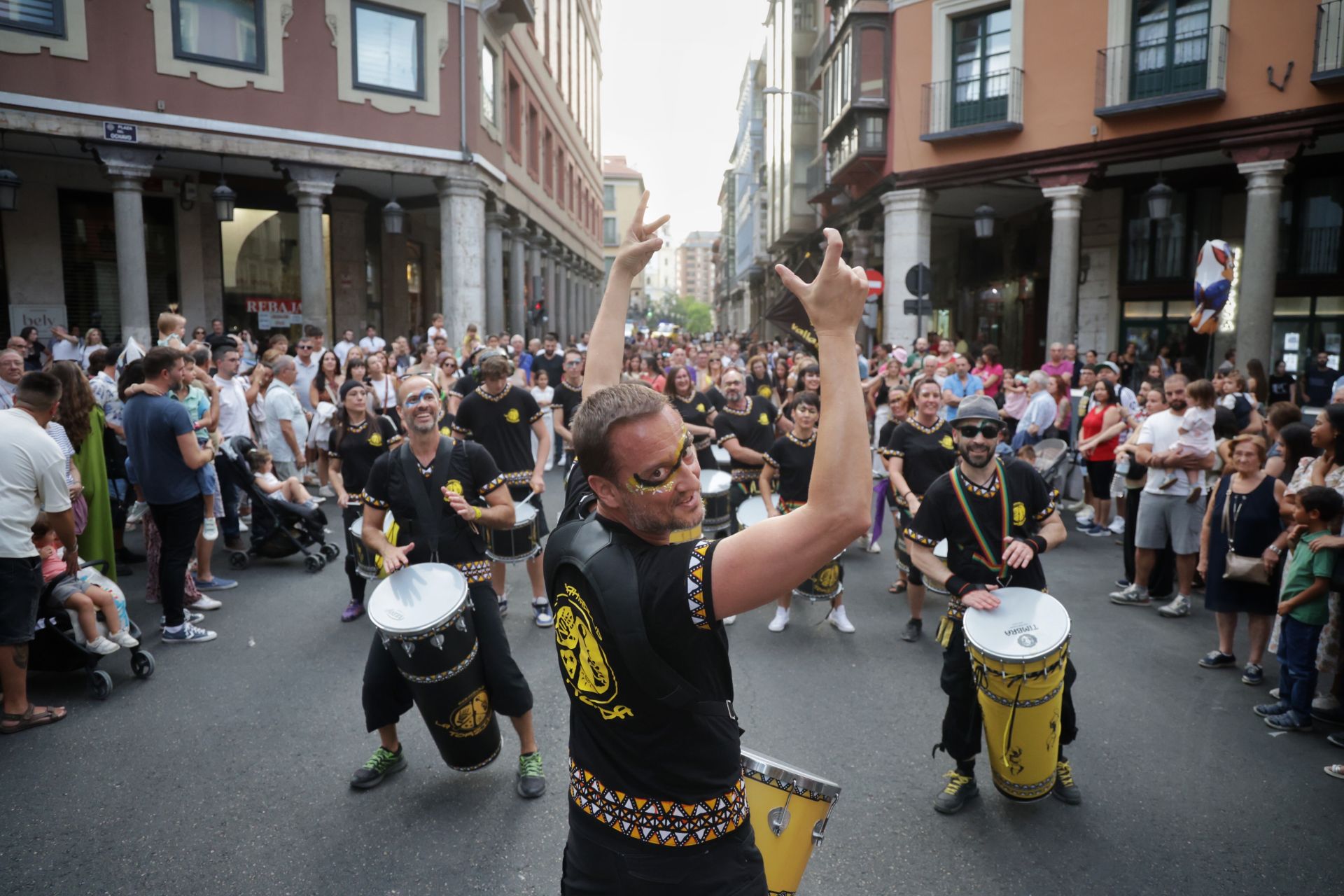 El pasacalles con batucada La Torzida llena de música el centro de Valladolid
