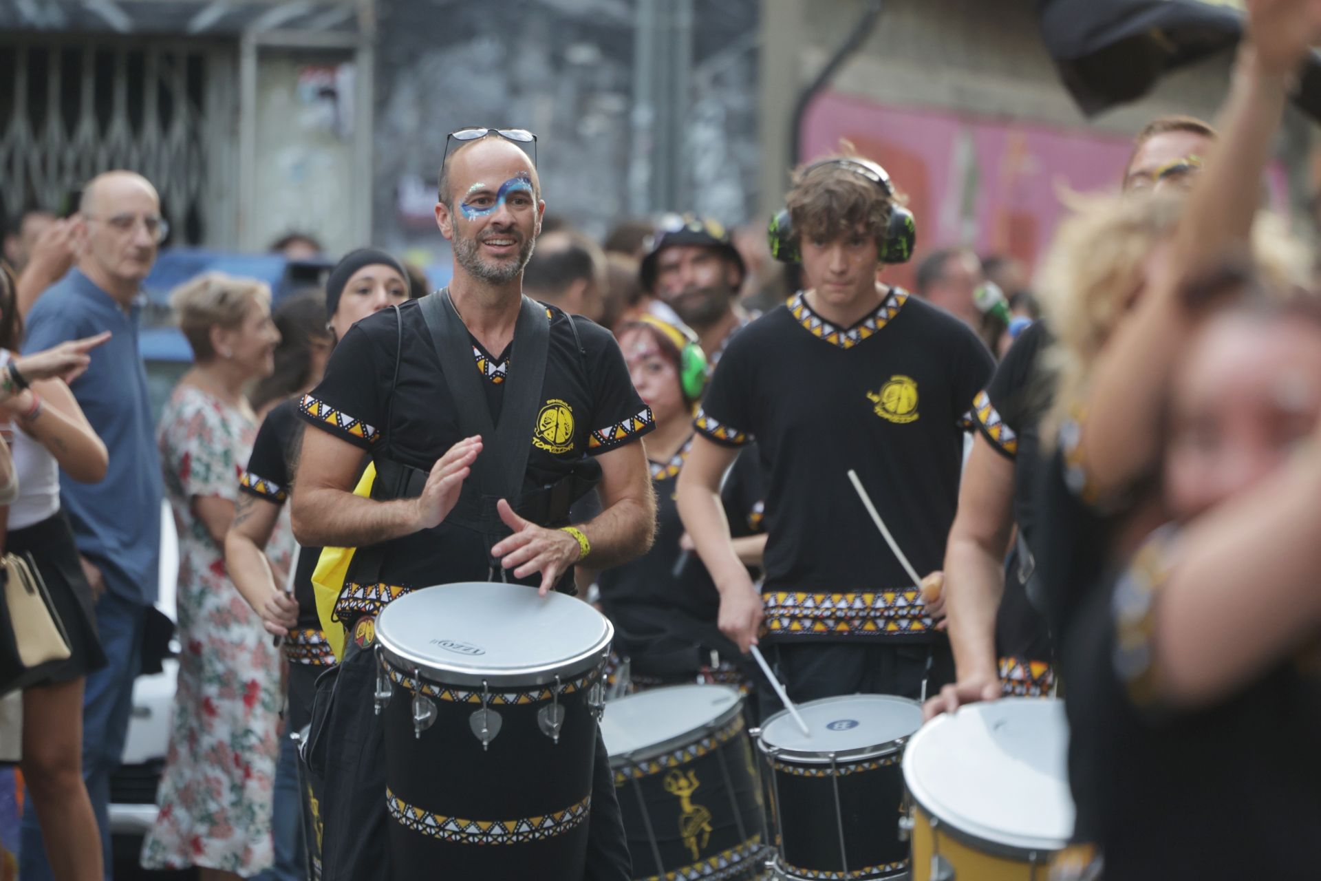 El pasacalles con batucada La Torzida llena de música el centro de Valladolid