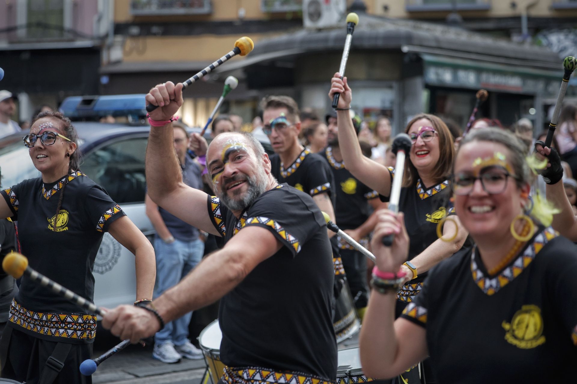 El pasacalles con batucada La Torzida llena de música el centro de Valladolid
