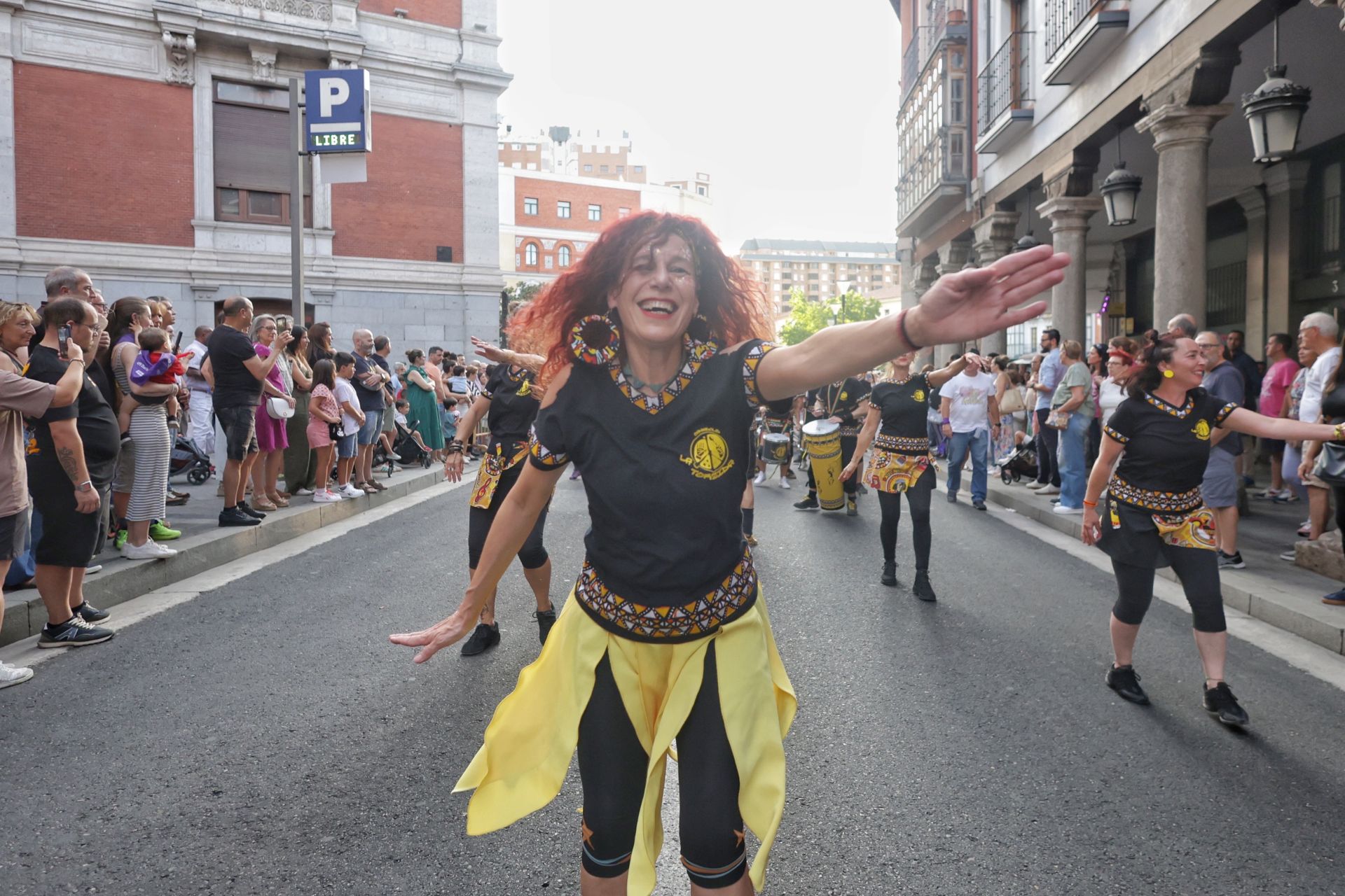 El pasacalles con batucada La Torzida llena de música el centro de Valladolid